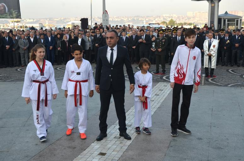 Bedel, çelenk sunumunu şampiyonlarla yaptı!