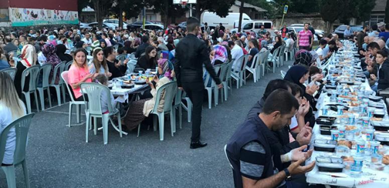 Çeltik esnafı, mahalle sakinlerine iftar verdi!