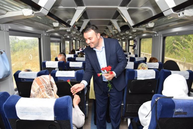 Kurfallı'da duran trenin ilk yolcusu 'Başkan Bozoğlu' oldu