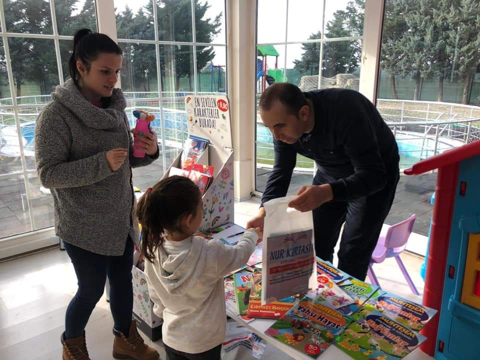 Minikler kumbaralarındaki son kuruşa kadar kitap aldı