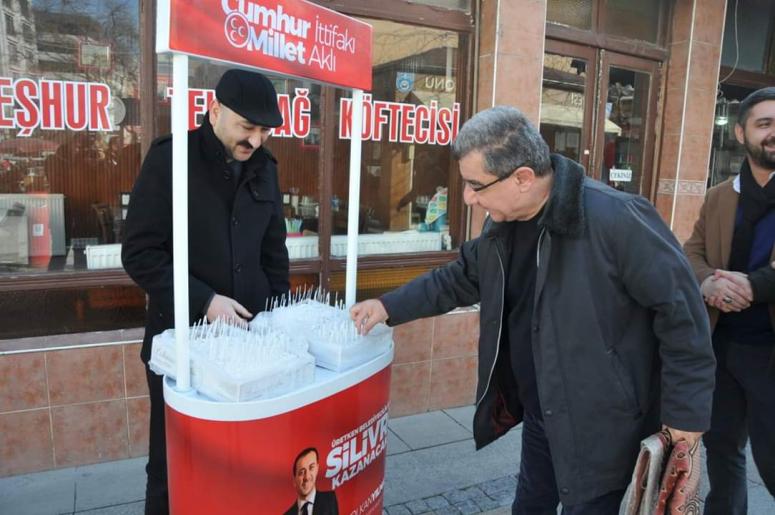 Yılmaz'dan vatandaşa lokum ikramı