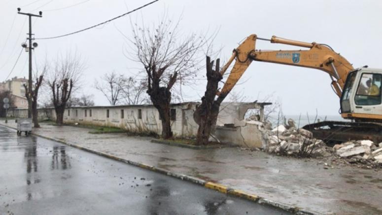 Selimpaşa Sahildeki Metruk Yapılar Yıkıldı