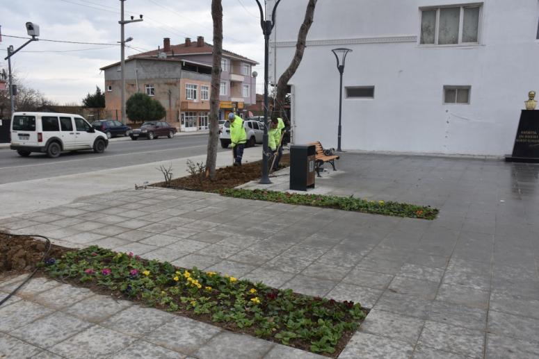 Büyükkılıçlı meydanı çiçeklendi