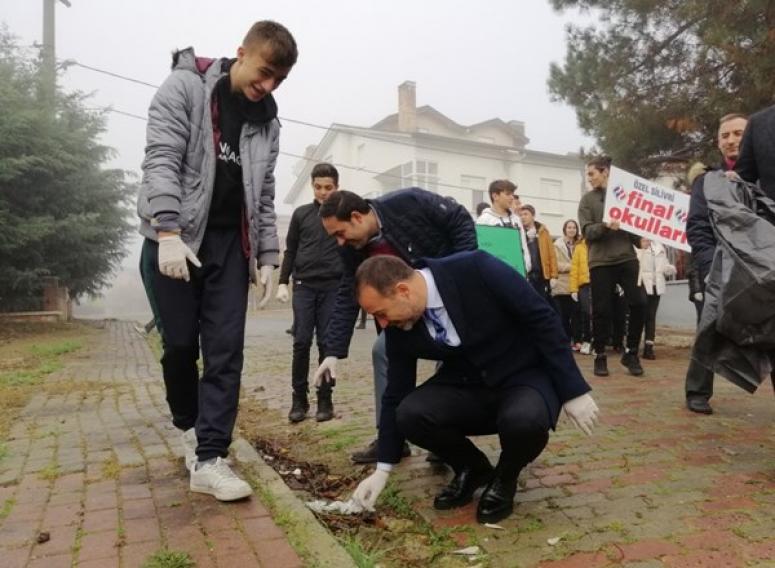 Başkan Yılmaz, Öğrenciler İle Birlikte Çöp Topladı